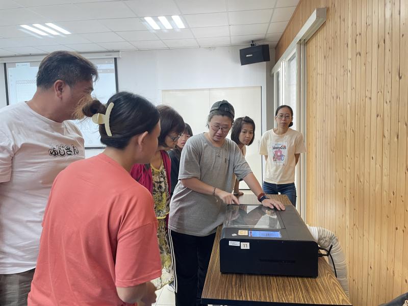 講師解說雷雕機的切割與雕刻功能