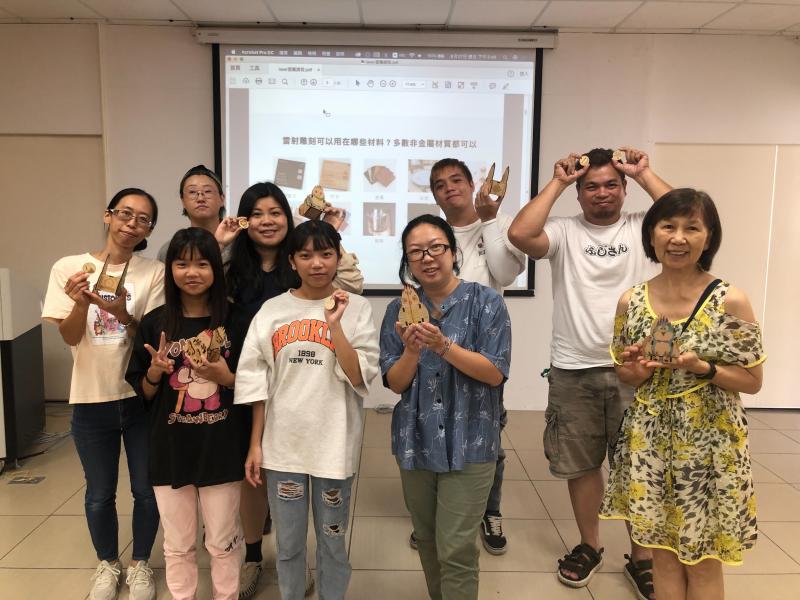 學員展示各自的成品