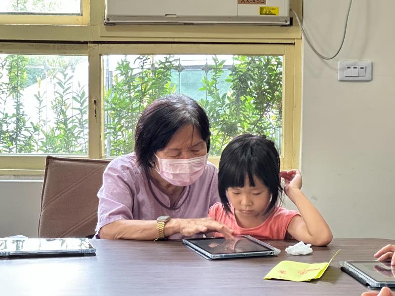 祖孫代間共學，一起完成畫畫插圖並透過學習canva製作自己的數位插圖卡片