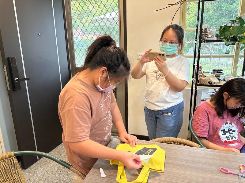 將完成的數位卡片印出，並透過熱轉印形式印製成專屬帆布袋，家長用手機紀錄這一起學習的回憶