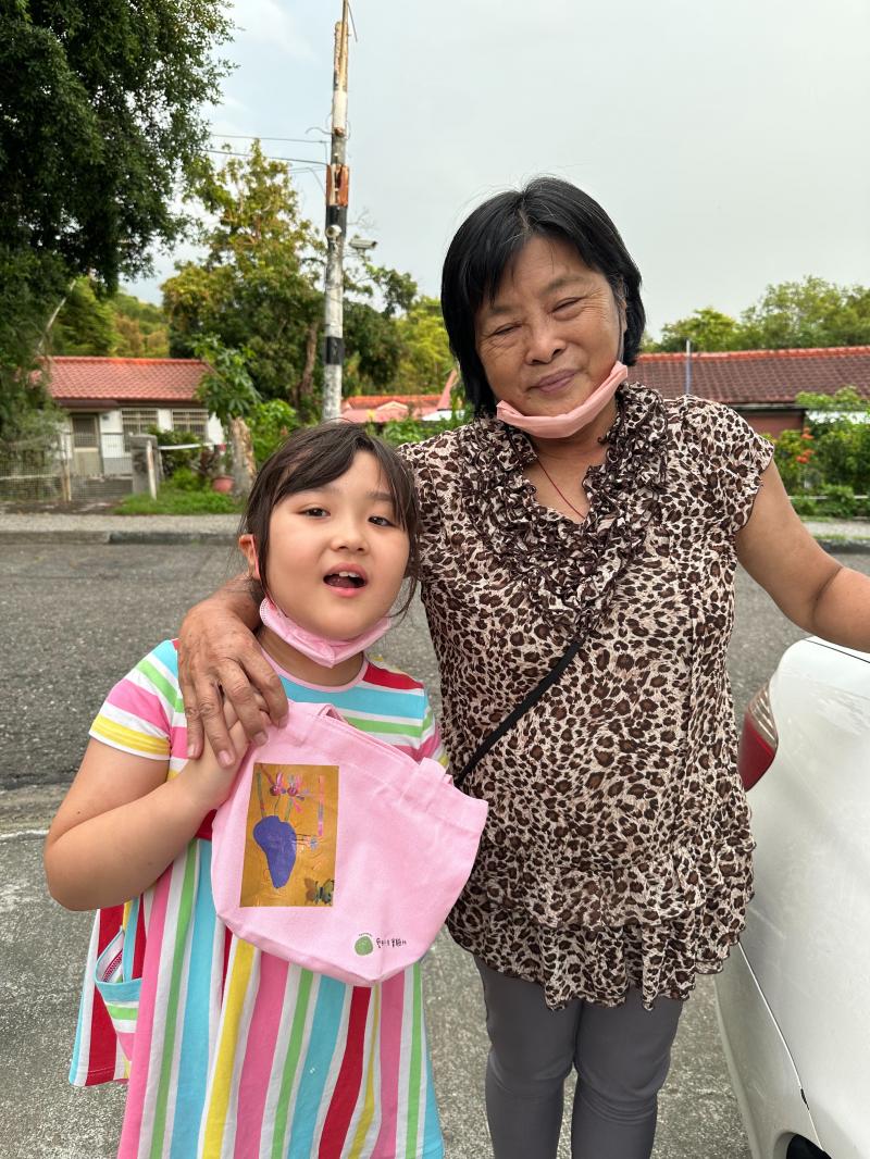 鐘月嬌奶奶與孫子一起完成數位熱轉印帆布袋覺得這樣的數位學習課程非常棒