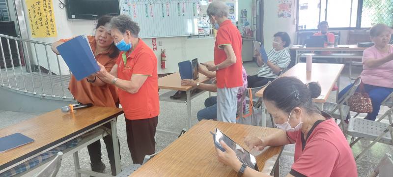 王湘虹老師利用DOC的iPad教導長輩拍照