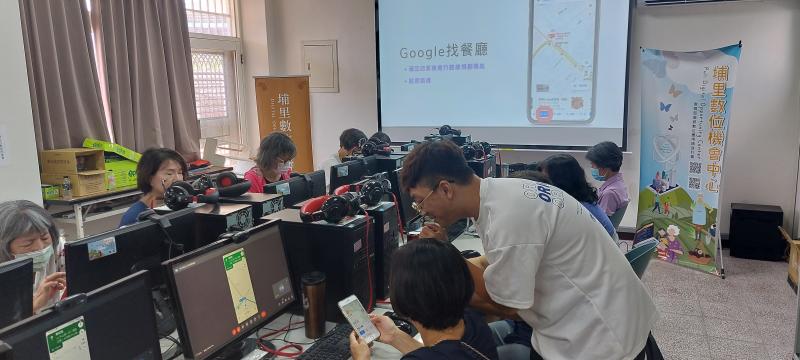 中漢老師總是不厭其煩，走下台，針對學員個別差異指導，親切的態度，總贏得學員的誇讚!