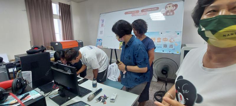 埔里DOC的學員上課認真勤學，一逮到機會就要發問，連下課時間也不願休息，圍著老師，希望自己可以學得更多，而中漢老師也總是不厭其煩回答學員各式各樣的問題!