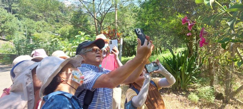 沈揮勝老師認真指導學員拍攝花朵的特寫