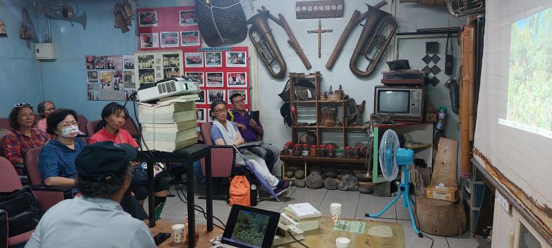 下午的課程在巴宰原鄉的山中小屋進行，免去午後的酷熱以及雷陣雨。沈揮勝老師播放學員上午的拍攝的照片，一邊指導賞析。