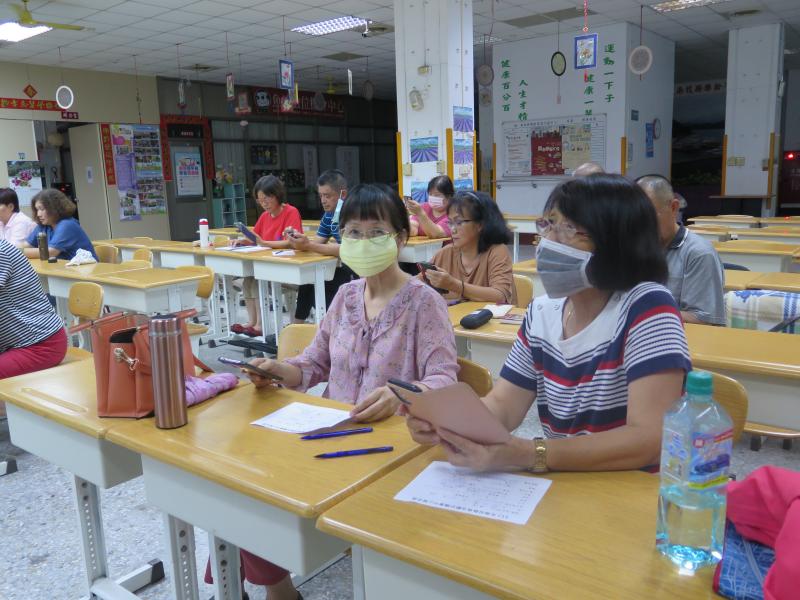 老師認真教學，課程精彩豐富又實用，學員學習更起勁，進而培養手機用用能力，達成學習目標。