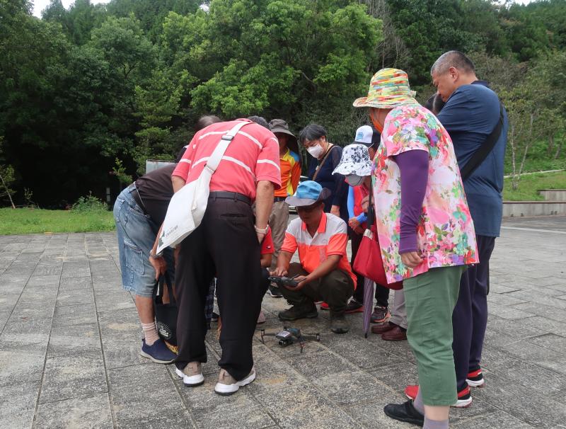林育德老師帶著學員，一起到金龍山做空拍體驗，學員專注學習，學習成效十分的棒。