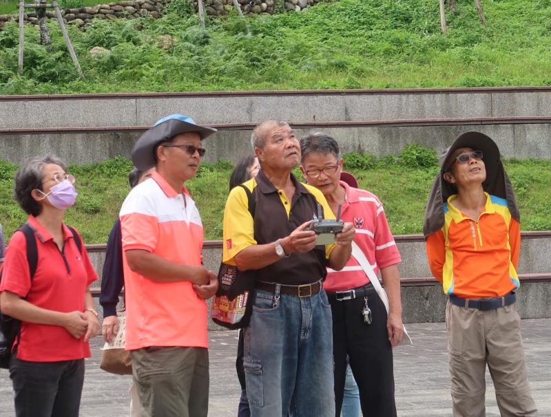 王永秋學員應用非空拍機的技巧，在老師的指導下順利安全升空，空拍出魚池鄉的美景。