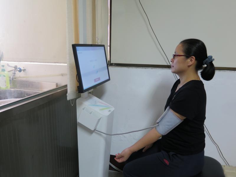 上課時每位學員進行健康檢測並記錄，應用數位建立健康管理手冊，以促進維護身心健康。