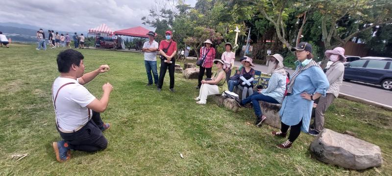 學員們把腳架都set好後，劉志恆老師請大家到樹蔭下休息，在輕鬆的氣氛當中，以閒聊的方式指導大家如何利用戶外線拍攝景物。