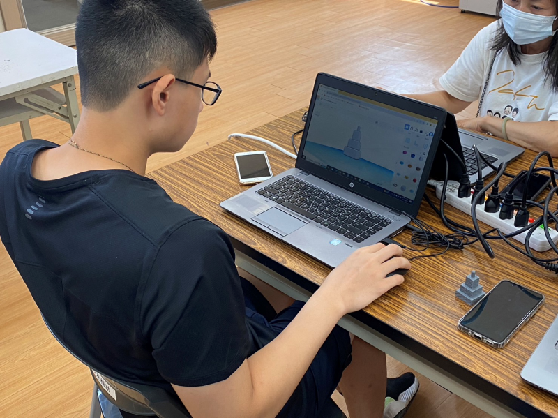 學員使用繪圖軟體畫出老師指定的圖案