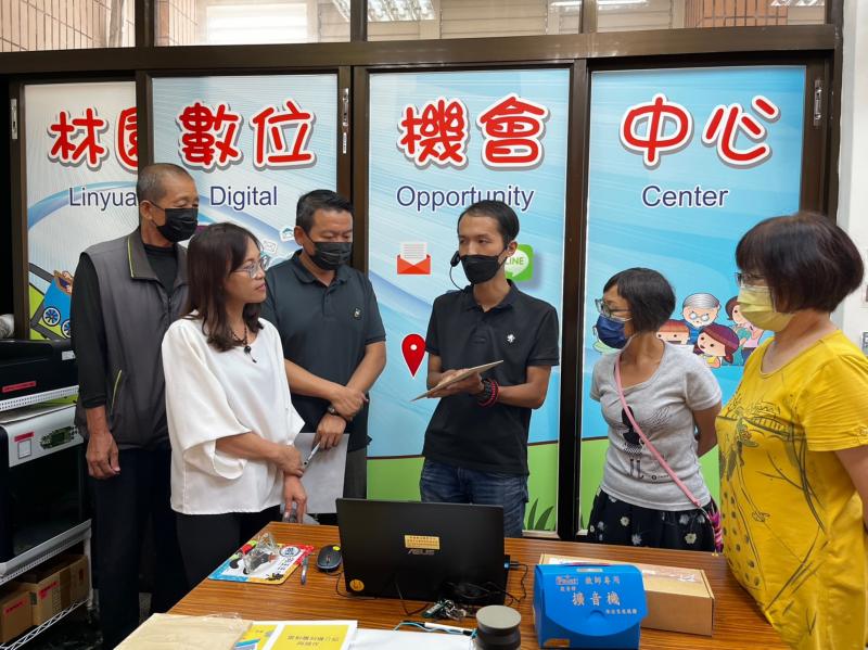 指導老師林佑勳指導學員，了解雷雕機操作應用。