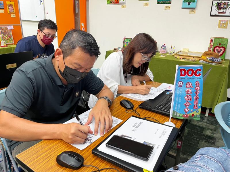 學員學習美編軟體操作外，利用描圖紙手繪雷雕圖案。