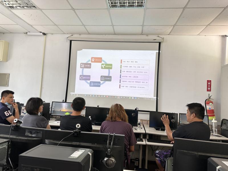 老師介紹學員時下最多人使用的平台，也提供目前不會被抽成的電商平台。讓大家能夠自己做選擇。