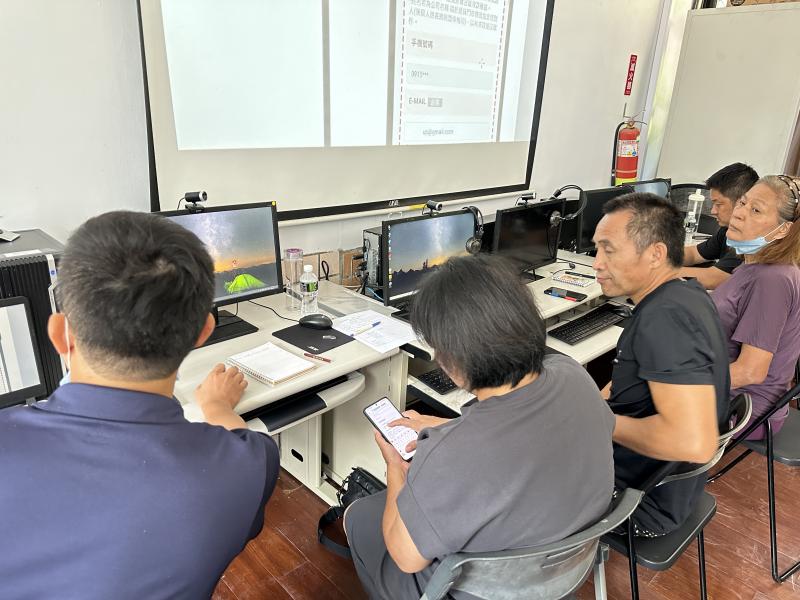 最後讓大家來註冊帳戶，並帶著大家上架商品來體驗。  包含商品圖拍攝、照片去背以及上架的產品說明介紹。