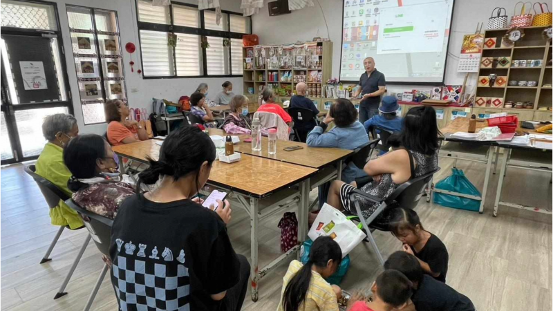 老師讓課程做得非常活潑學生都很專心的在聽老師說著資安內容