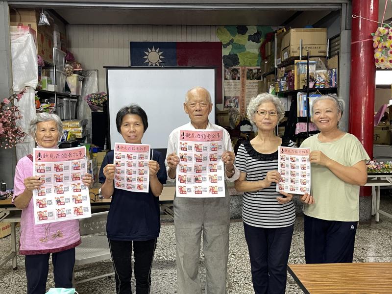 跟自己的音檔海報合影非常的開心