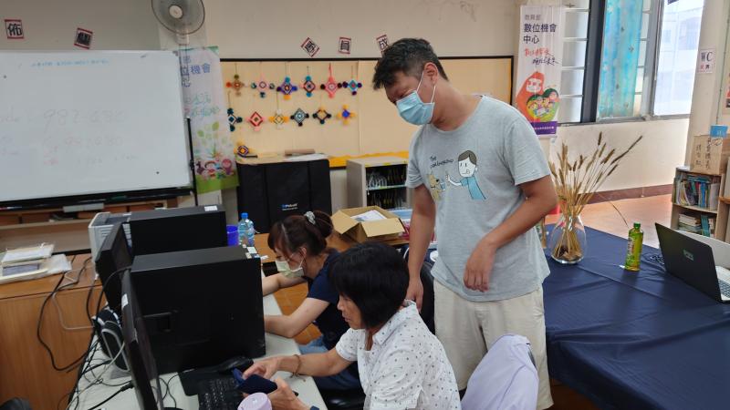 講師講解手機APP 借閱電子書