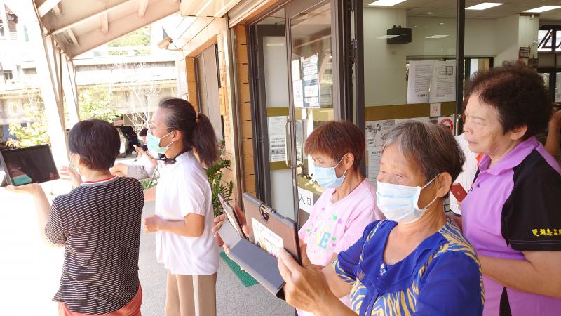 講帥帶著學員們學習拍照時背光與順光有何不冋