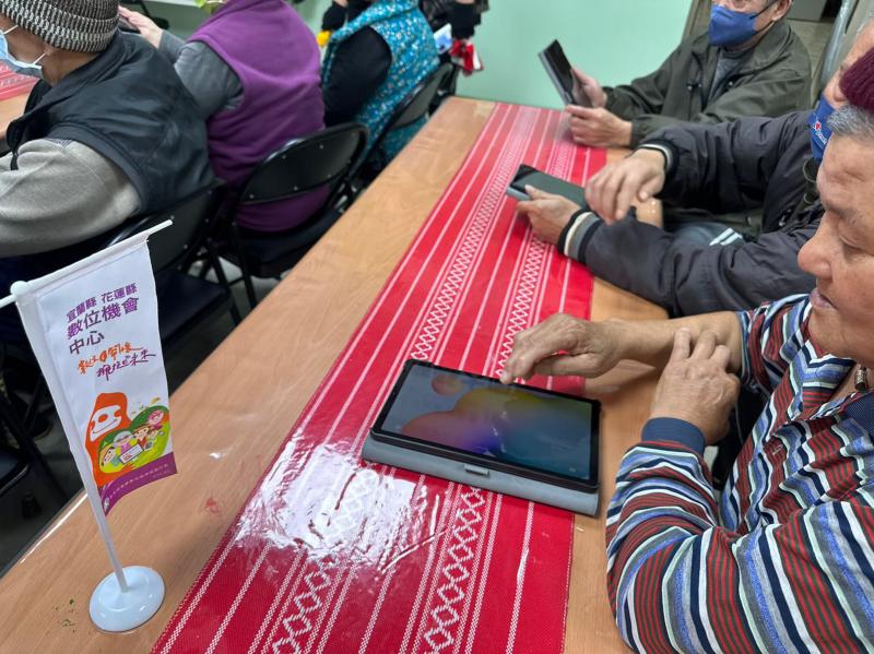 長者使用平板上網查詢健康相關影片、資訊。