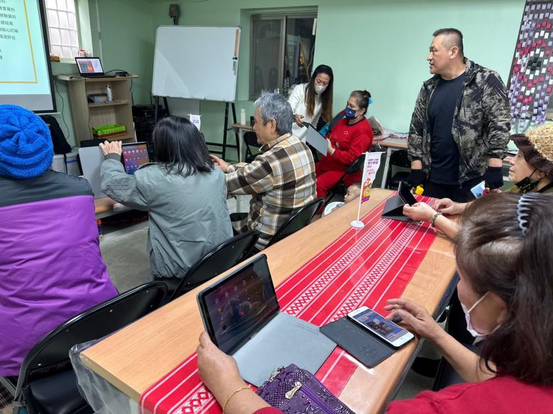 智慧型手機的長者使用Line，加入健保署官方帳號，了解關於健康保險的所有資訊。