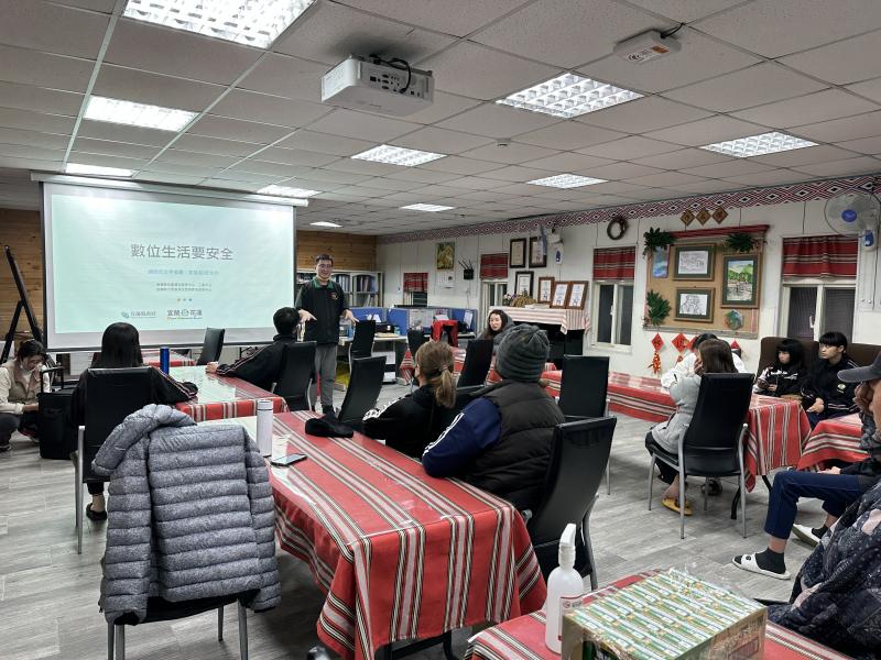 針對家長做網路安全做比較深度的討論，讓家長清楚青少年在網路上有可能遇到的安全問題。