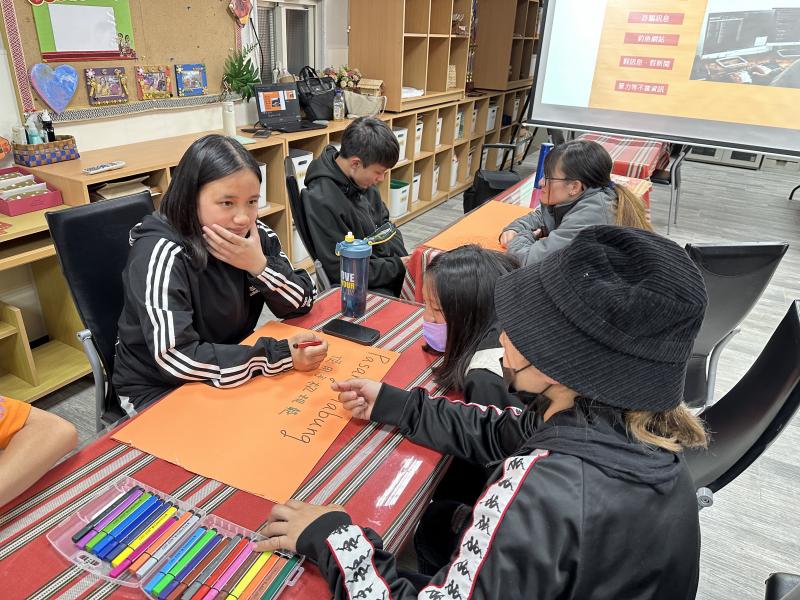 下半段課程，孩童會加入討論。與家長討論制定屬於每個家庭的網路使用守則。