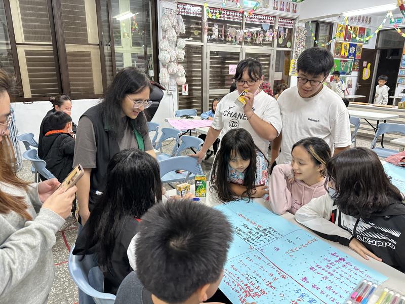 家長上完課程後與孩童一起討論家庭網路安全使用規範