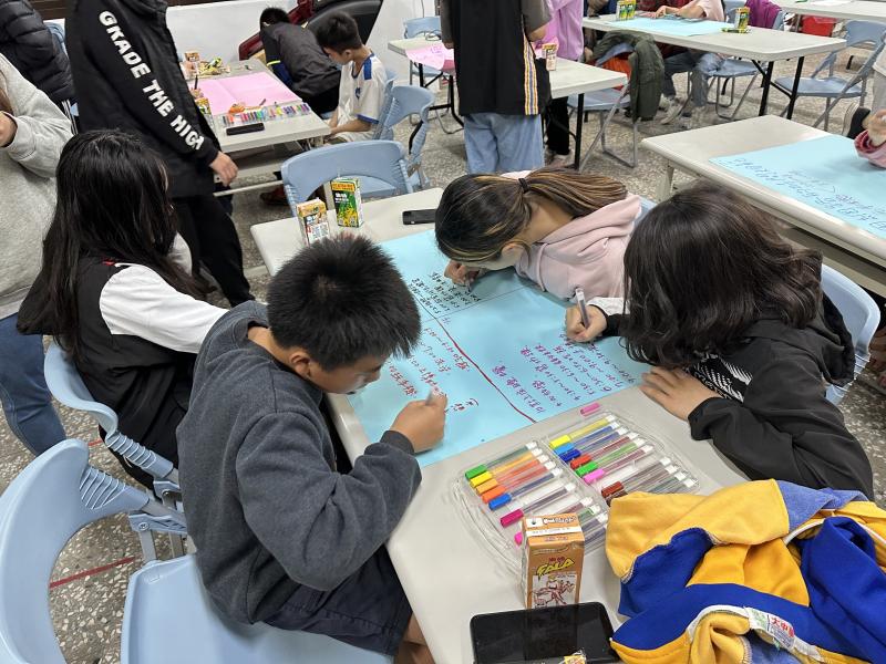 原家中心的社工員也加入小組討論，帶著每個家庭進行討論。