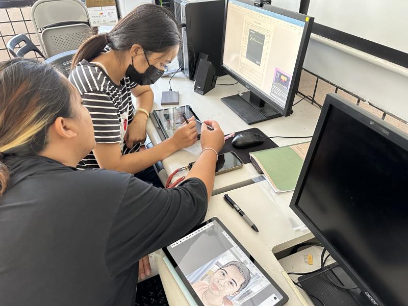 這次使用的APP是SKETCHBOOK，可以用描圖的方式來繪畫，客製化每個學員的特色圖。