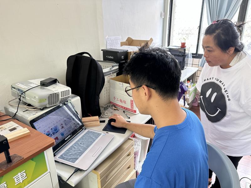 學員畫好自己想要的圖案後就開始雷雕啦，這次上課的學員都能獲得停車號碼木牌、帆布包1只。