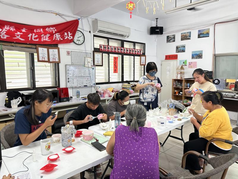 3D列印的模子進行翻模，製成屬於英士社區的動物造型馬告精油香皂。