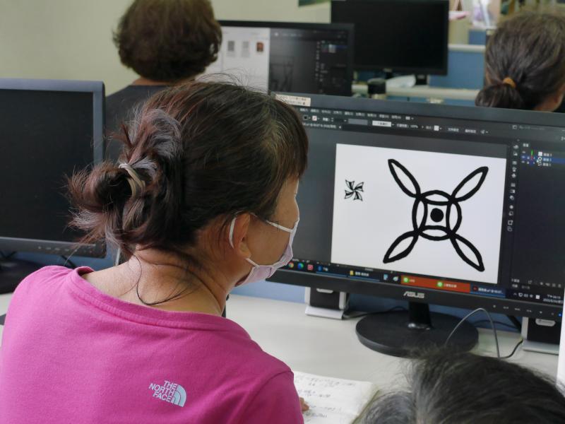 一位女學員面前是自己設計的圖騰