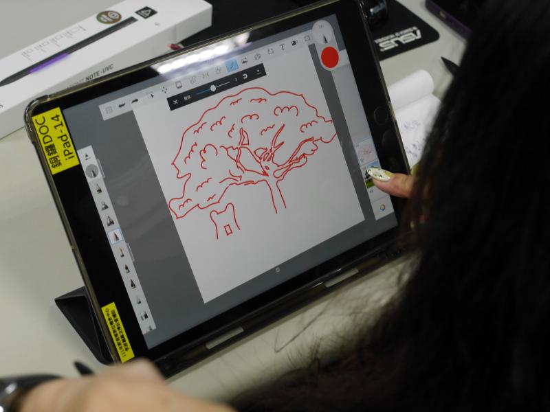 學員用平板描繪出的銅鑼龍貓伯公