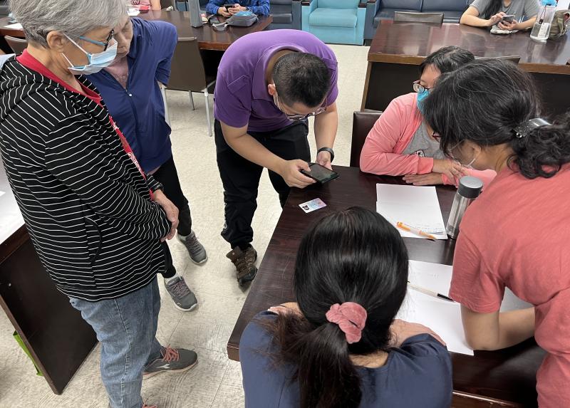 老師教導學員如何操作APP。