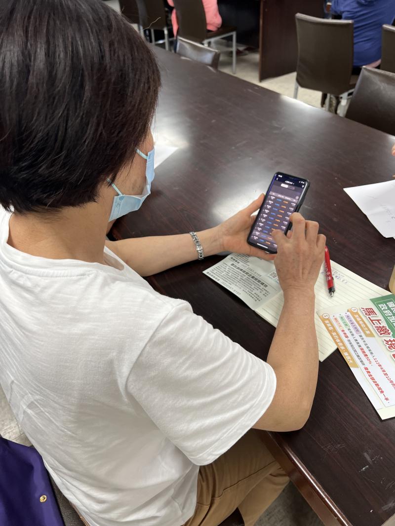 學員實際操作台灣匯率通APP。