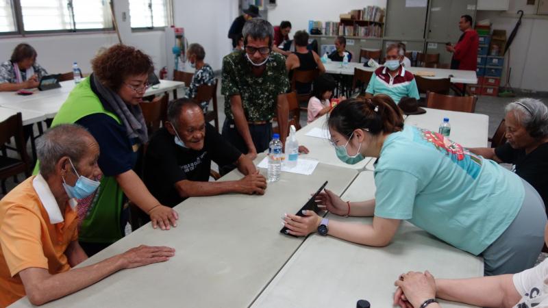 平板的功能非常多，生活常用APP,小遊戲在玩遊戲中動動頭腦,手指越來越靈活。