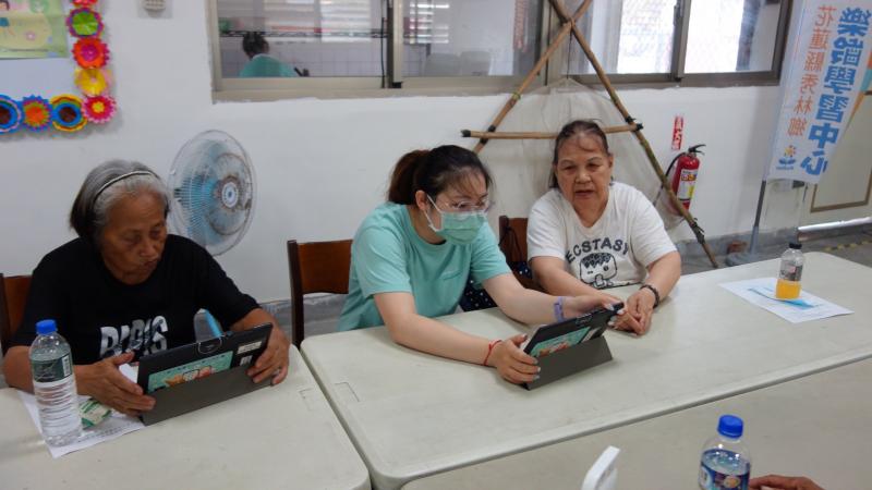 雖然有些長輩需要協助，但是他們都很願意試著練習平板功能。