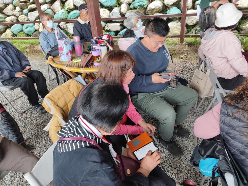 教導學員互相學習下載樂音樂APP 及操作