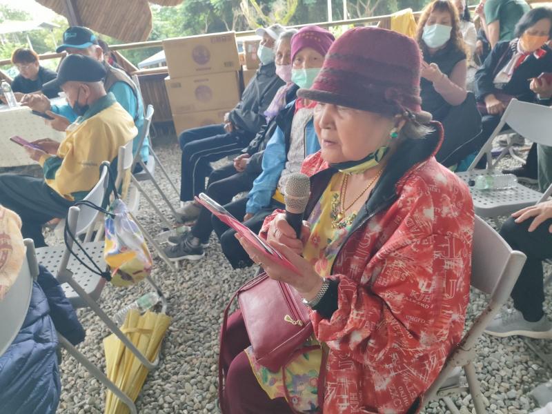 大家圍著老師確認如何下載,免費軟體歡歌KTV下載。