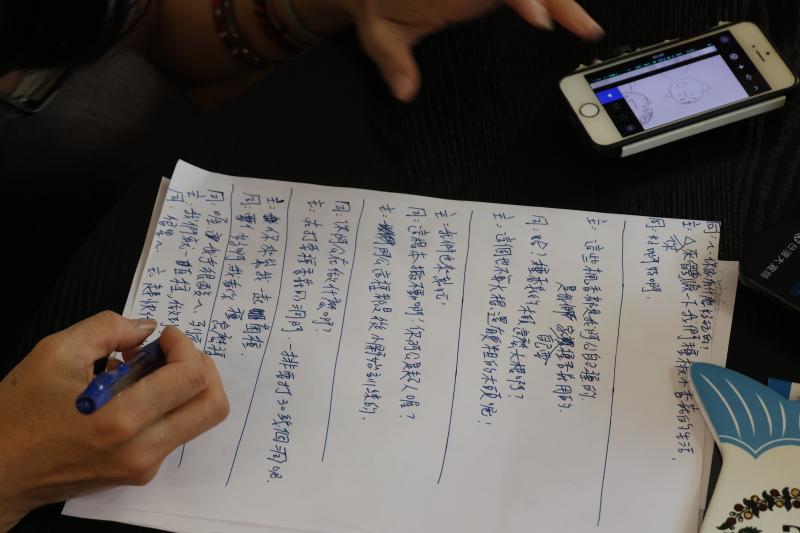 根據大家說的內容，老師很有技巧地將大家說的內容轉化成一個有趣的故事