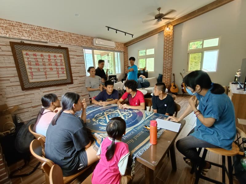 從原本大家分享跟阿公有關的回憶，變成孫子帶著他的同學來鄉下阿公家住一晚，然後把大家講的內容都變成故事的敘事線