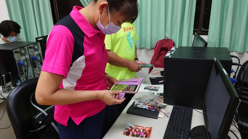 同學Y，要注意燈光才掃瞄出好照片