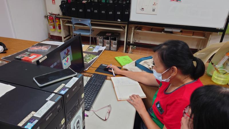 忙!忙! 一邊作著筆記，一邊還要練習跟上老師步驟