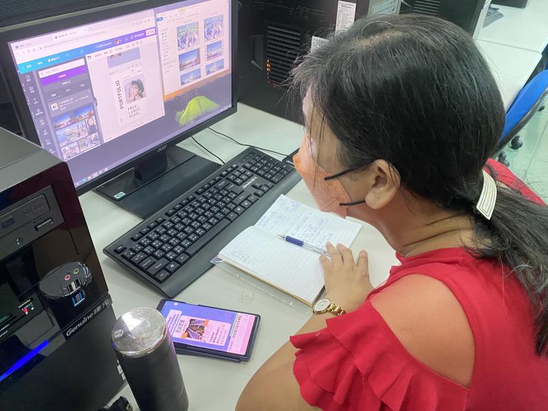 課堂實作，學員使用範本了解封面設計的結構。