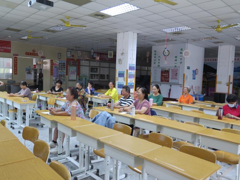 講師教學學員笑開懷。