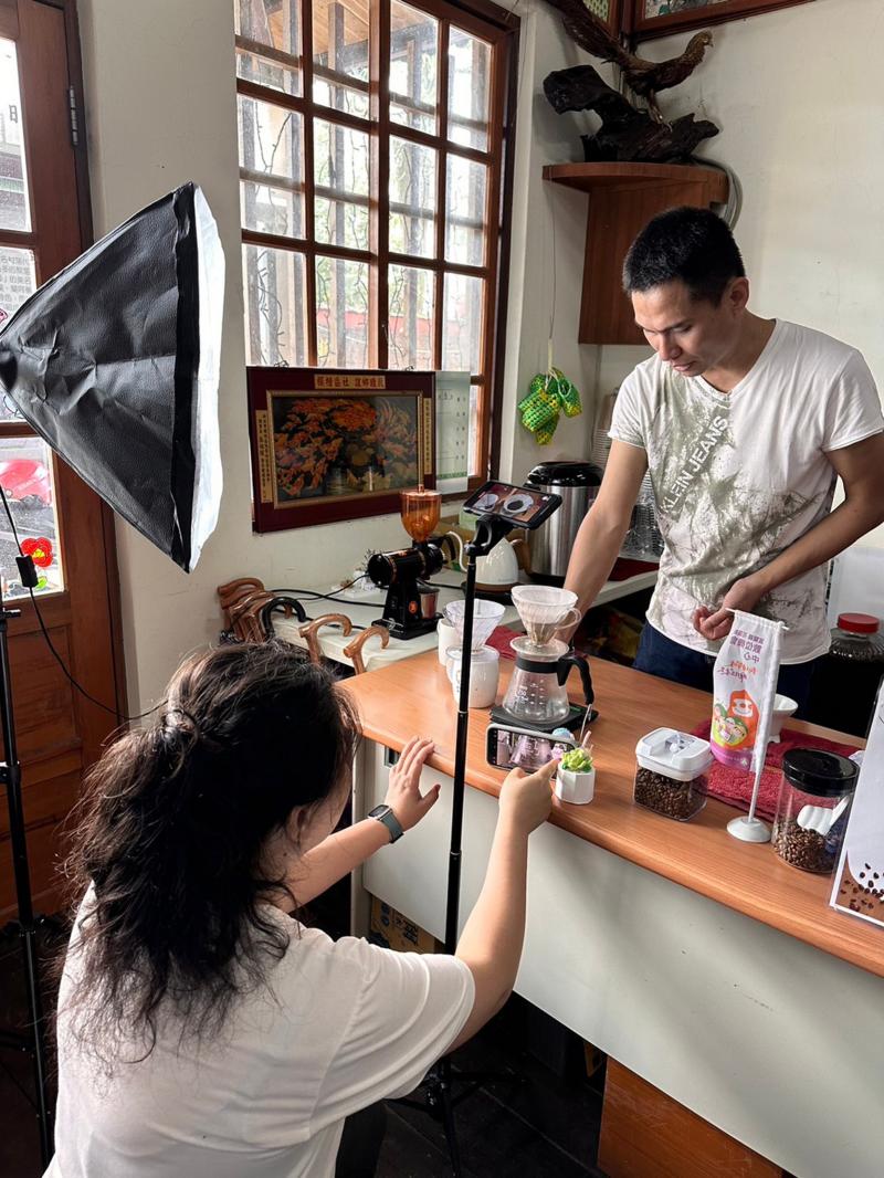 以多視角的方式進行阿嫲咖啡的直播手冲咖啡的過程