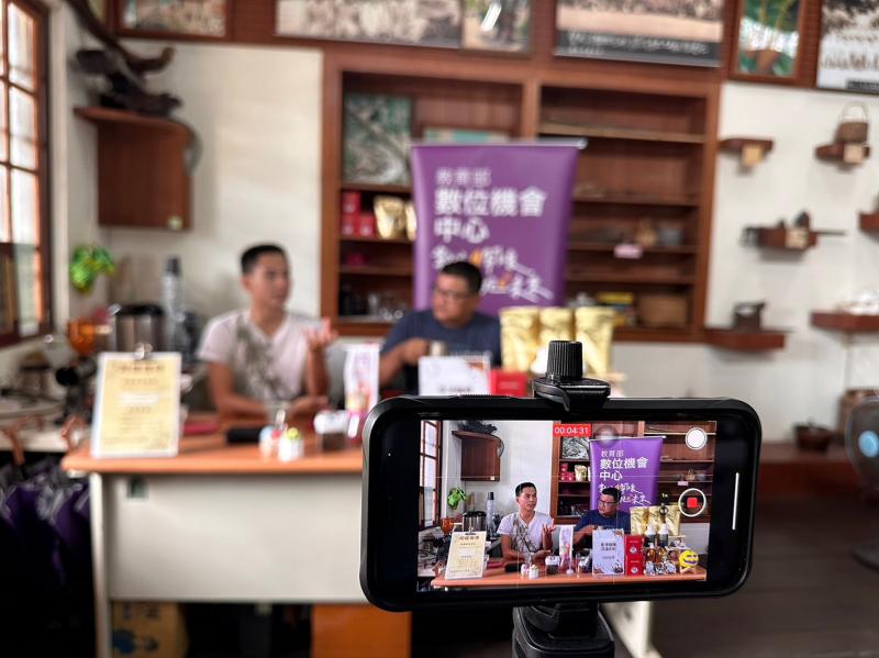 由拔仔庄合作社的經理與瑞穗DOC駐點一起擔任本次直播主，介紹阿嫲咖啡的特色