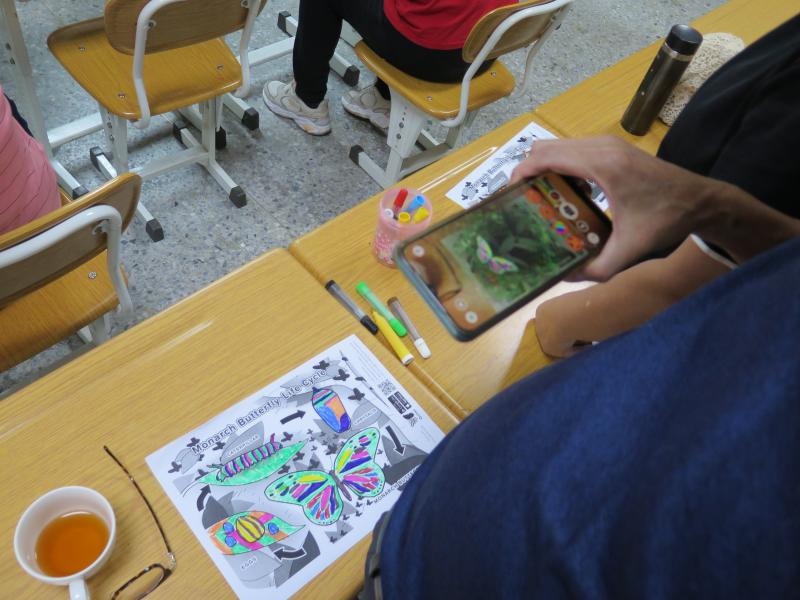 開心!真的能讓自己畫的蝴蝶美麗的飛起來啦。成功!